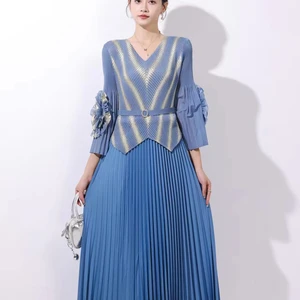 The New Miyake Dress Features a V-neck with Petal-shaped Sleeves and Is a Large-sized Pleated Dress