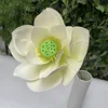 Flor pequeña, de color blanco lechoso.