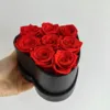 7 rose in scatola a forma di cuore