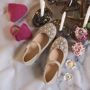 Girls School Performance Floral Leather Shoes Soft Sole Lightweight Breathable for Fashion Show and Party Summer Spring