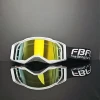 Gafas rojas con montura blanca.