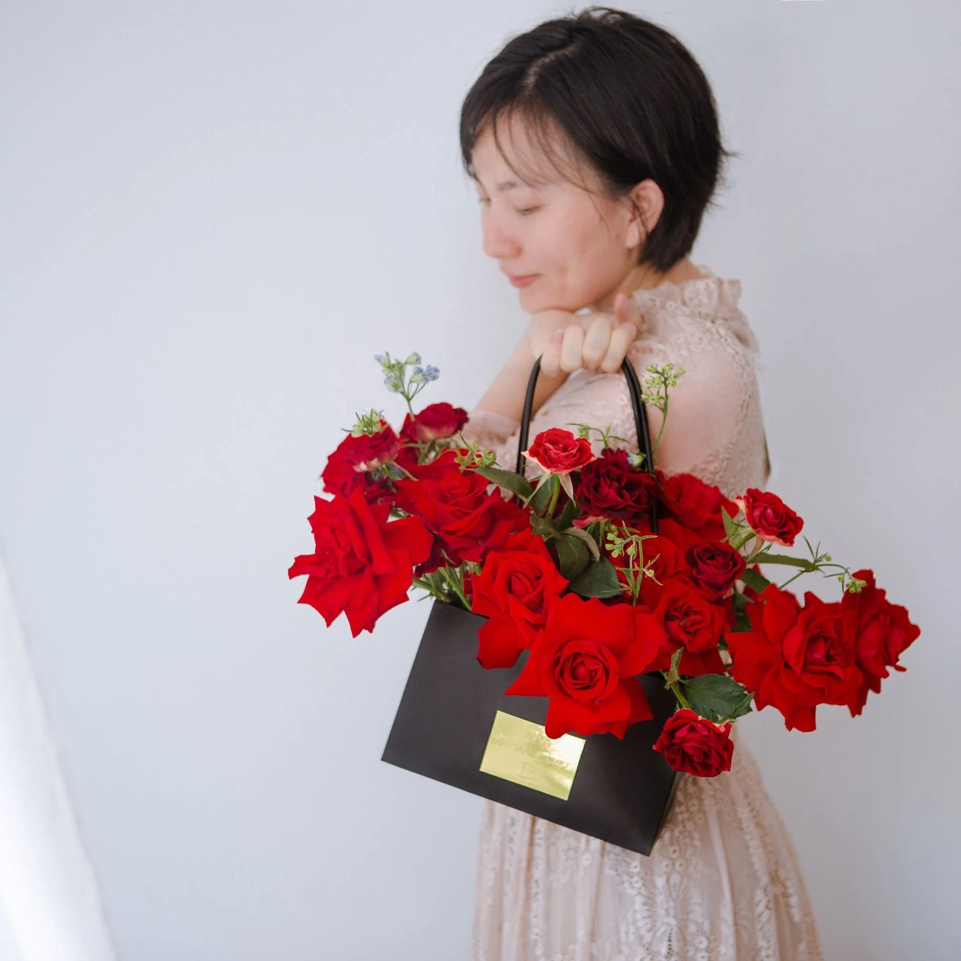 Elegante bolsa de regalo de papel con mango largo para arreglos florales y  decoración floral