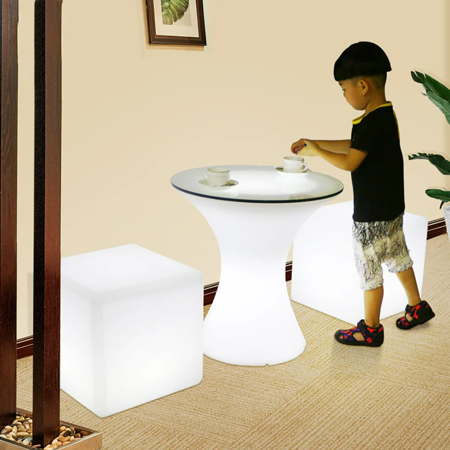 Уличная пластиковая садовая мебель с режимом освещения, стол и стул