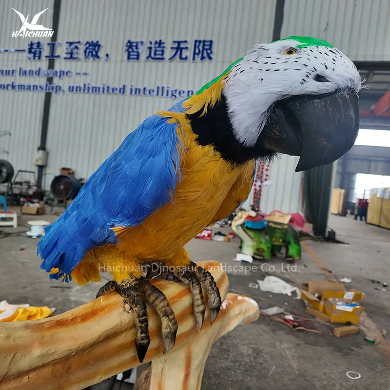 Fabbrica Haichuan Animali Animatronic - Grande Pappagallo Realistico Modello Animatronico di Ara Blu e Oro in Piedi su un Tronco