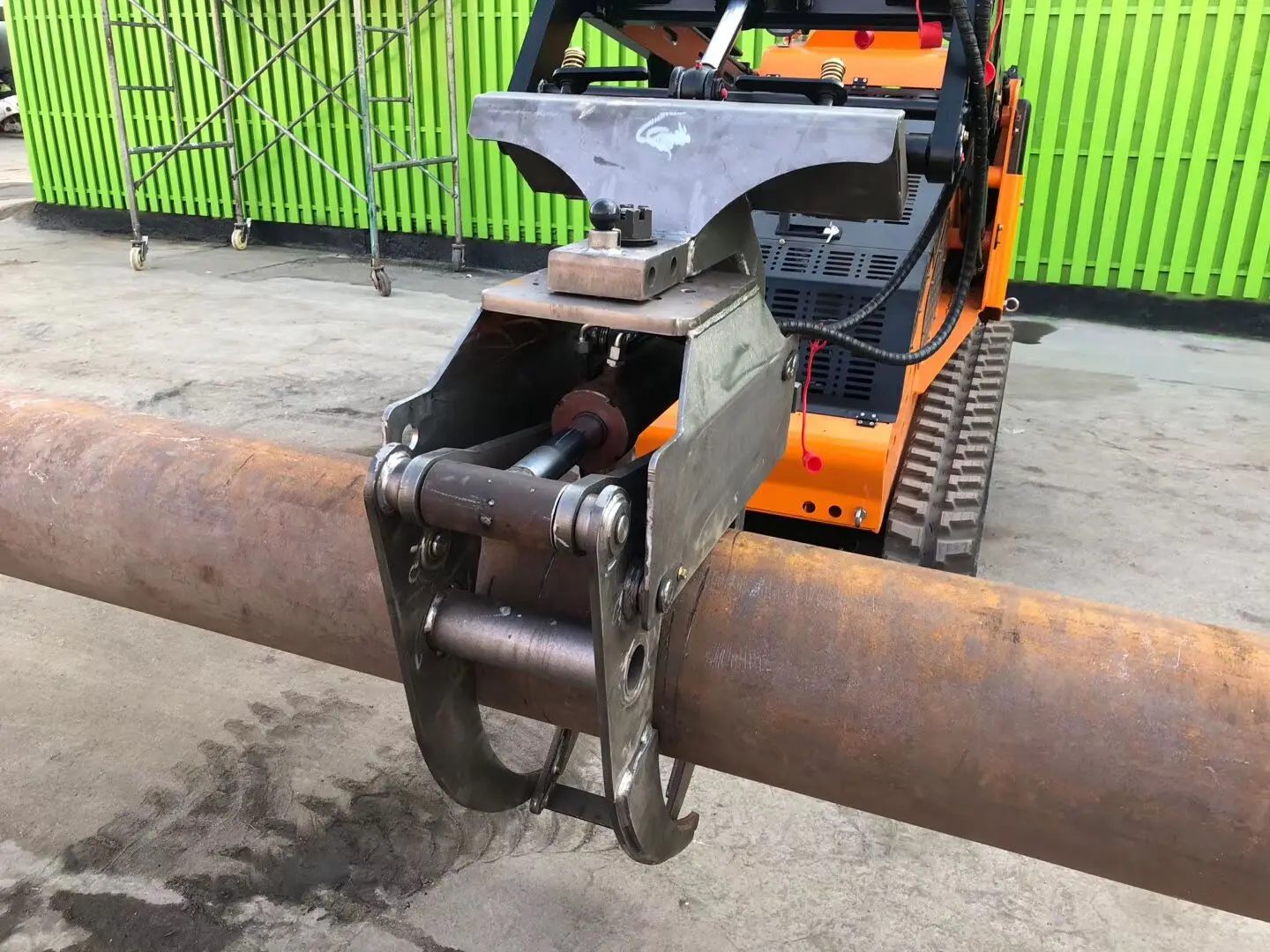 Log and Wood Loading and Unloading Rotating Positioned Log Grapple Skid Steer Loader