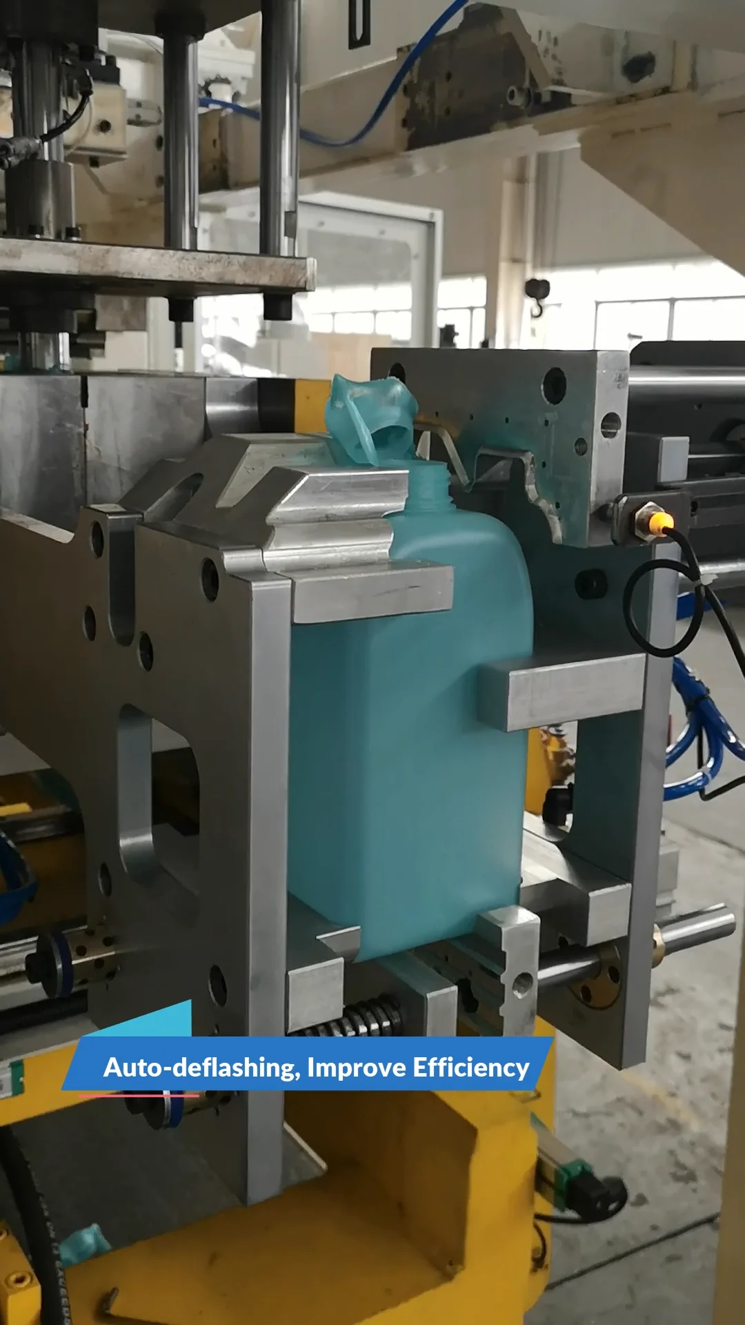 Factory Single Station Double Head Hdpe Lubricant Oil Bottle Making Automatic Blow Moulding