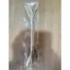 Una bolsa que contiene una raíz pura de reumilla leñosa (1-1,2 cm de grosor, 22 cm de largo).