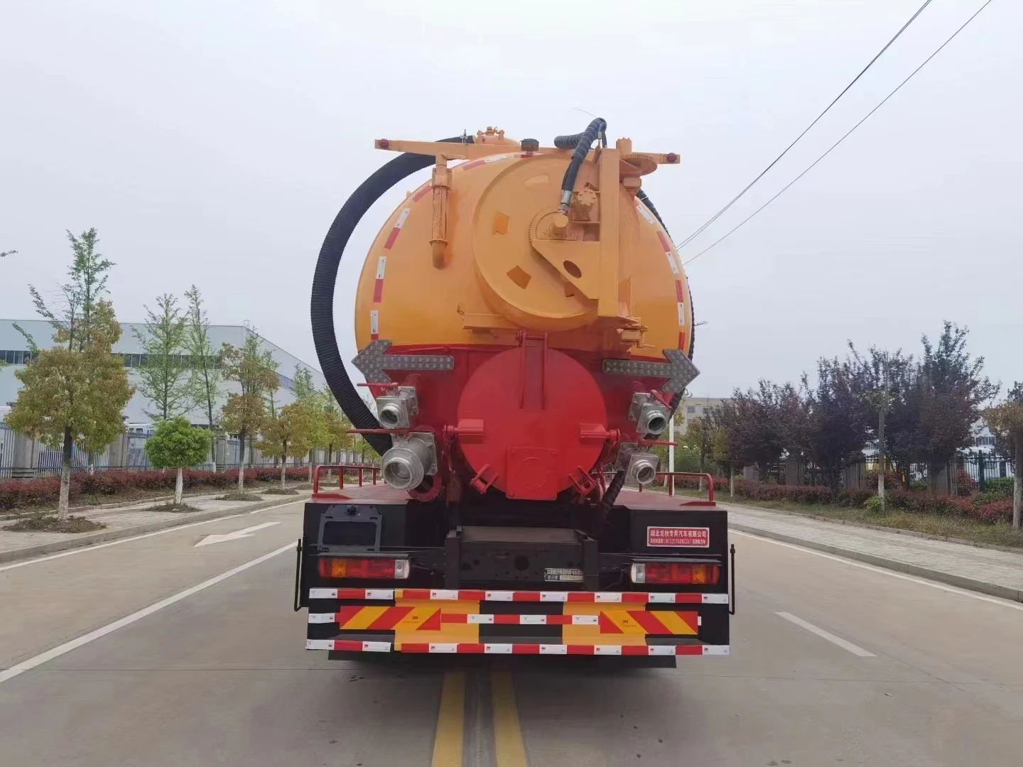 Dongfeng Is Using a 4CBM Sewage Suction Vacuum Truck to Transport Manure