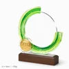 Trofeo para empleados con base de madera de nogal.