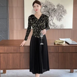 A High-quality Gold-plated Decorative Oversized Dress with Excellent Elasticity and Elegant Oversized Pleating Design