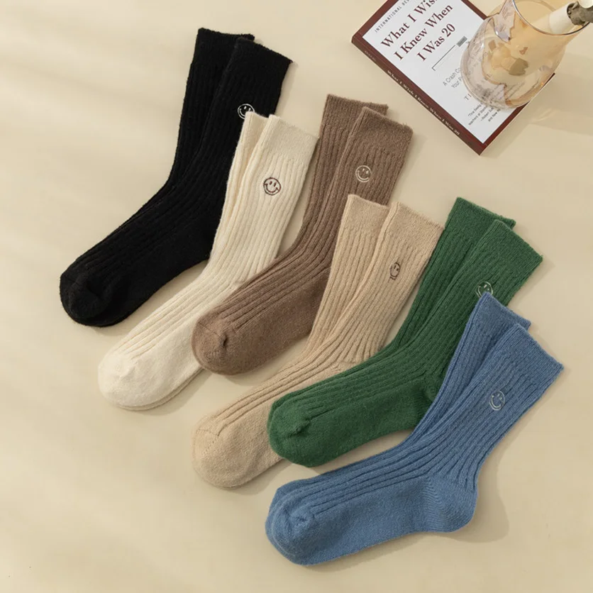 Зимние шерстяные носки с вышивкой