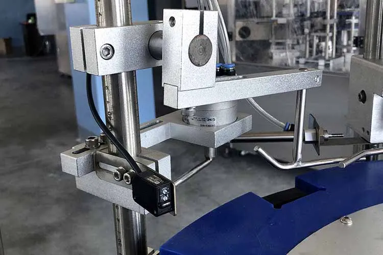 Высококлассная автоматическая вертикальная упаковочная машина для картонных коробок, вертикальная автоматическая машина для упаковки круглых бутылок и небольших коробок, машина для изготовления картона