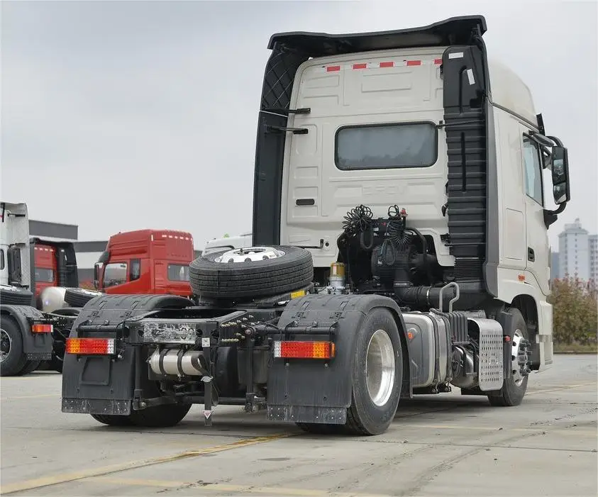 Left Steering Automatic Dongfeng Mini Tractor Chenglong Tractor Trucks 4*2 M3 CNG Type Engine Semi Trailer  Tractor Truck