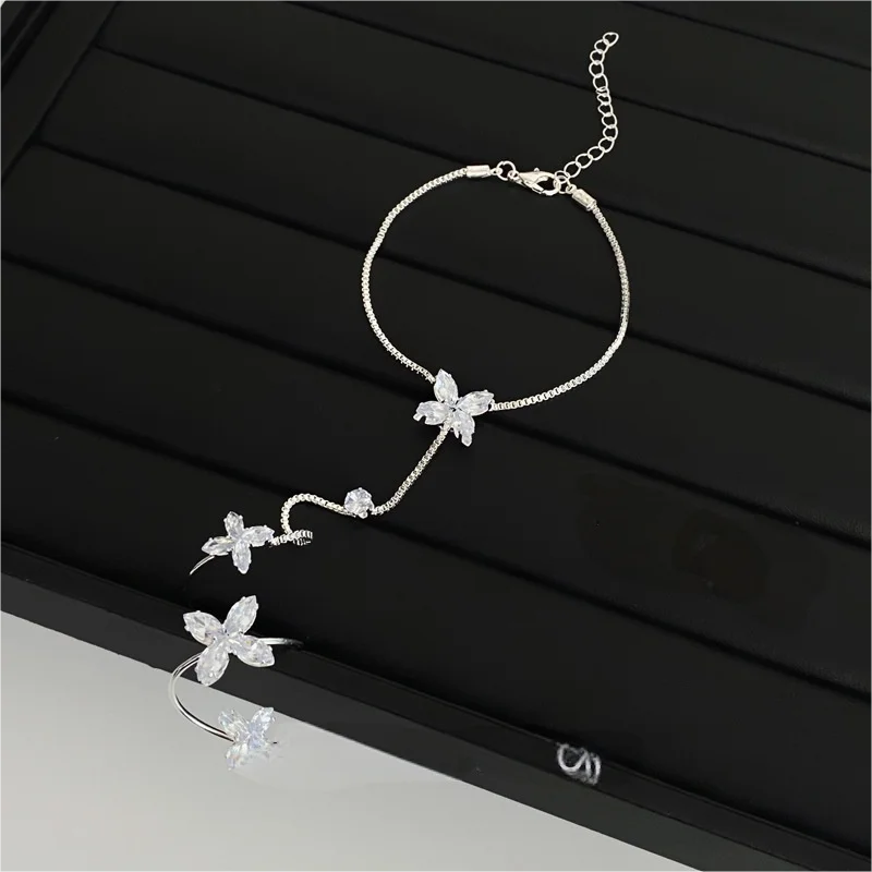 Elegant Diamond Flower Bracelet - Minimalist Design