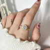 Piedra blanca con baño de oro de 18k.
