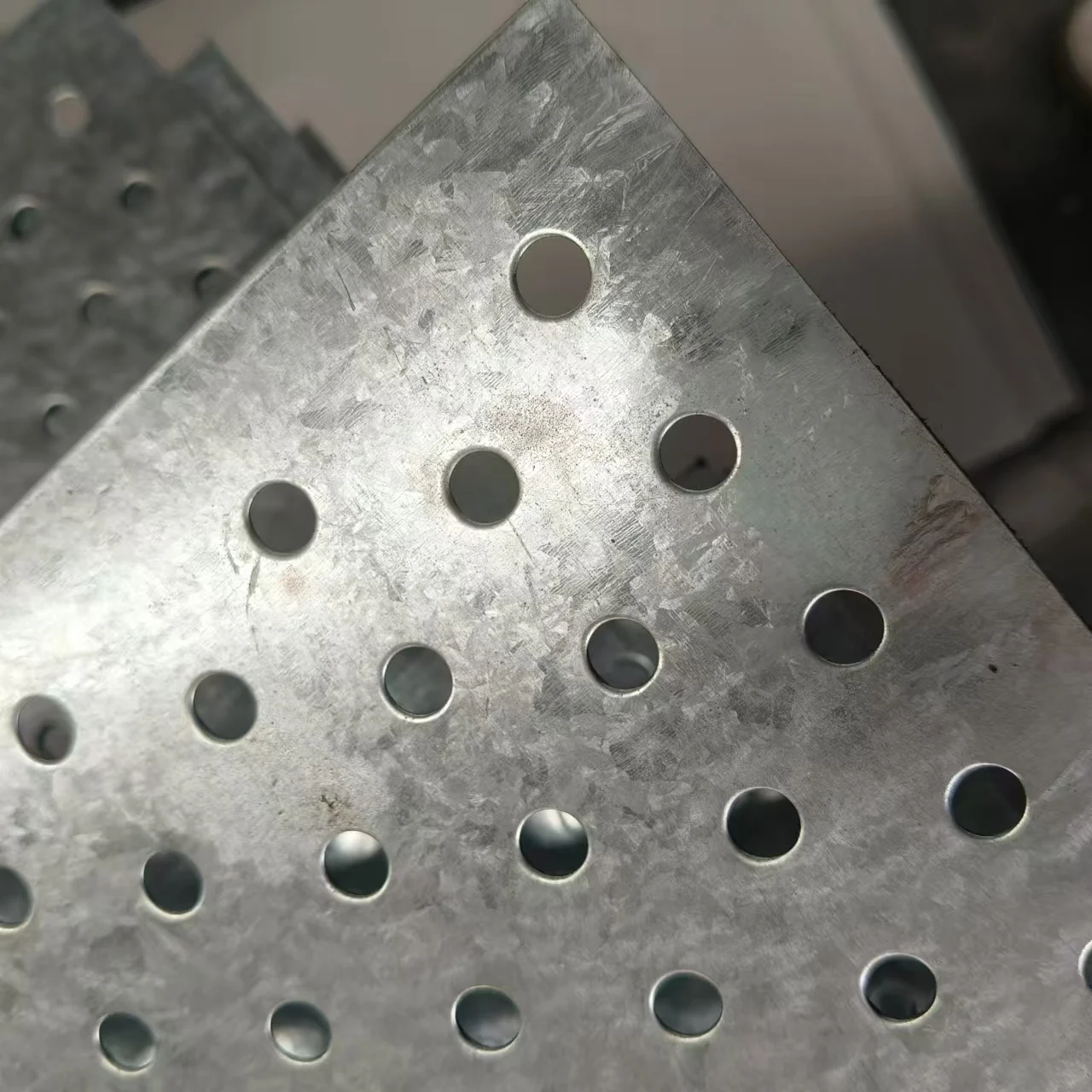 Creative Decorative Perforated Sheets for Wall Art Home Decor Unique Touch with Steel Aluminium Grating Plates Floor Application