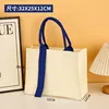 Cuerpo de bolso beige con cinta azul.