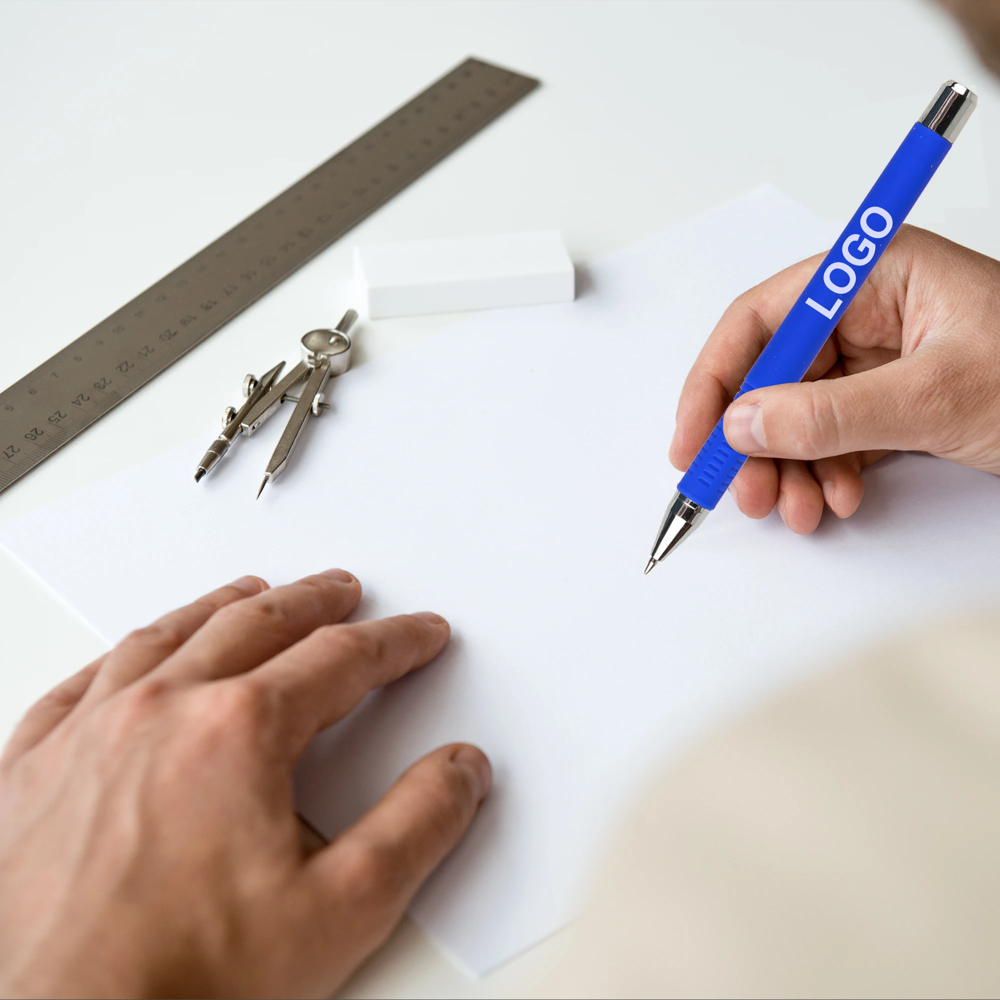 Werbe-Gelkugelschreiber aus Kunststoff mit individuellem Logo, 0,5 mm Strichstärke, weiße Tinte, farbig unbedruckt – ideal als Geschenk._voghion.com