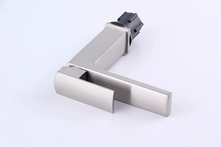 Mezclador de grifo de lavabo de baño cepillado con un solo orificio montado en cubierta