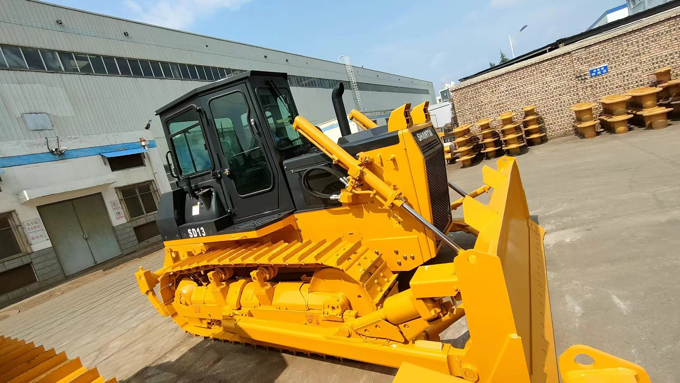 Оригинальный бульдозер SHANTUI SD13 гусеничный 140 л.с.