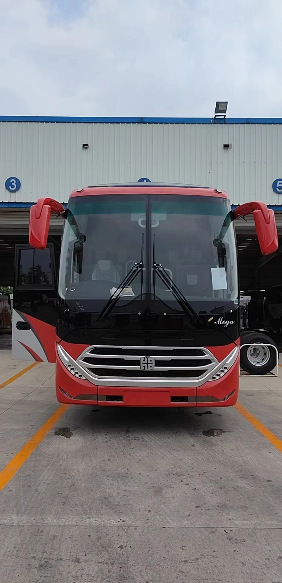 Customized Zhongtong Bus 6129d Luxury City 70 Seater Bus Buses Front