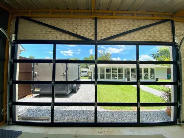 Portes de garage automatiques de luxe en verre clair isolées contre le vent 8*7 pour maison