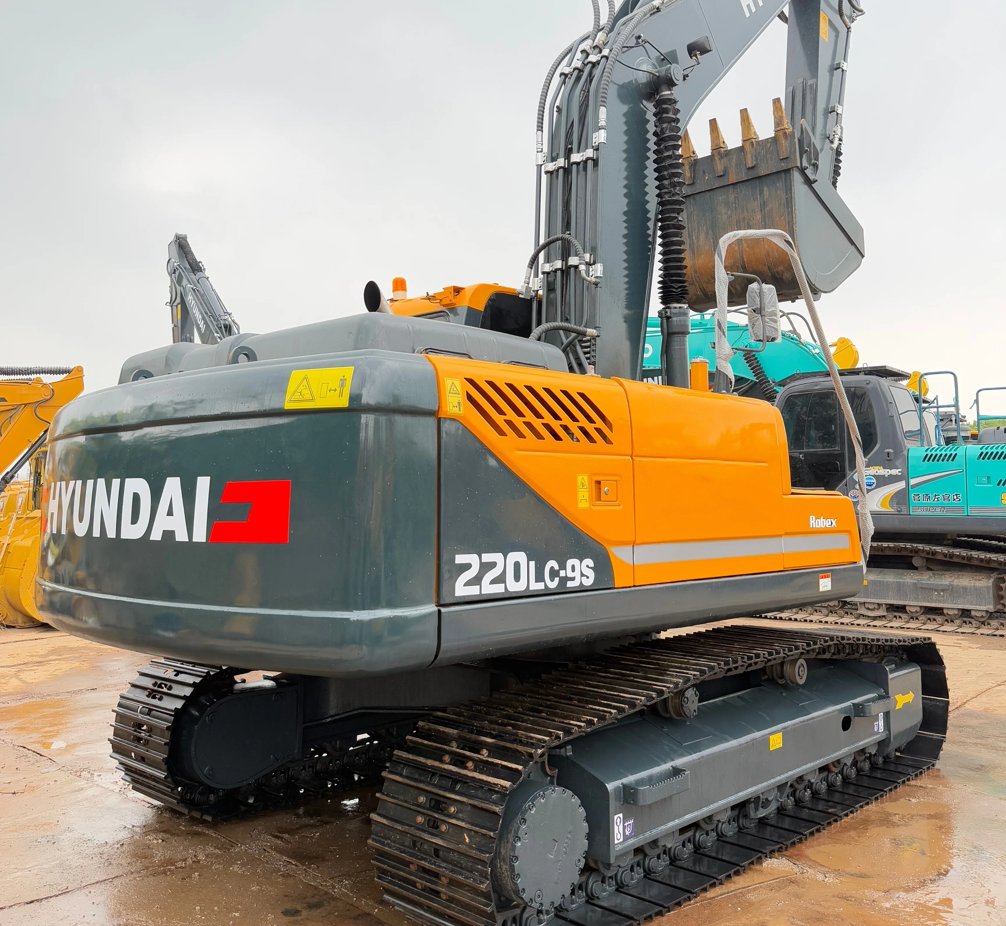 Used Hyundai 220LC-9S Excavator - Crawler-Type, Cummins Engine, 1