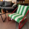 Cadre rouge, fond vert.