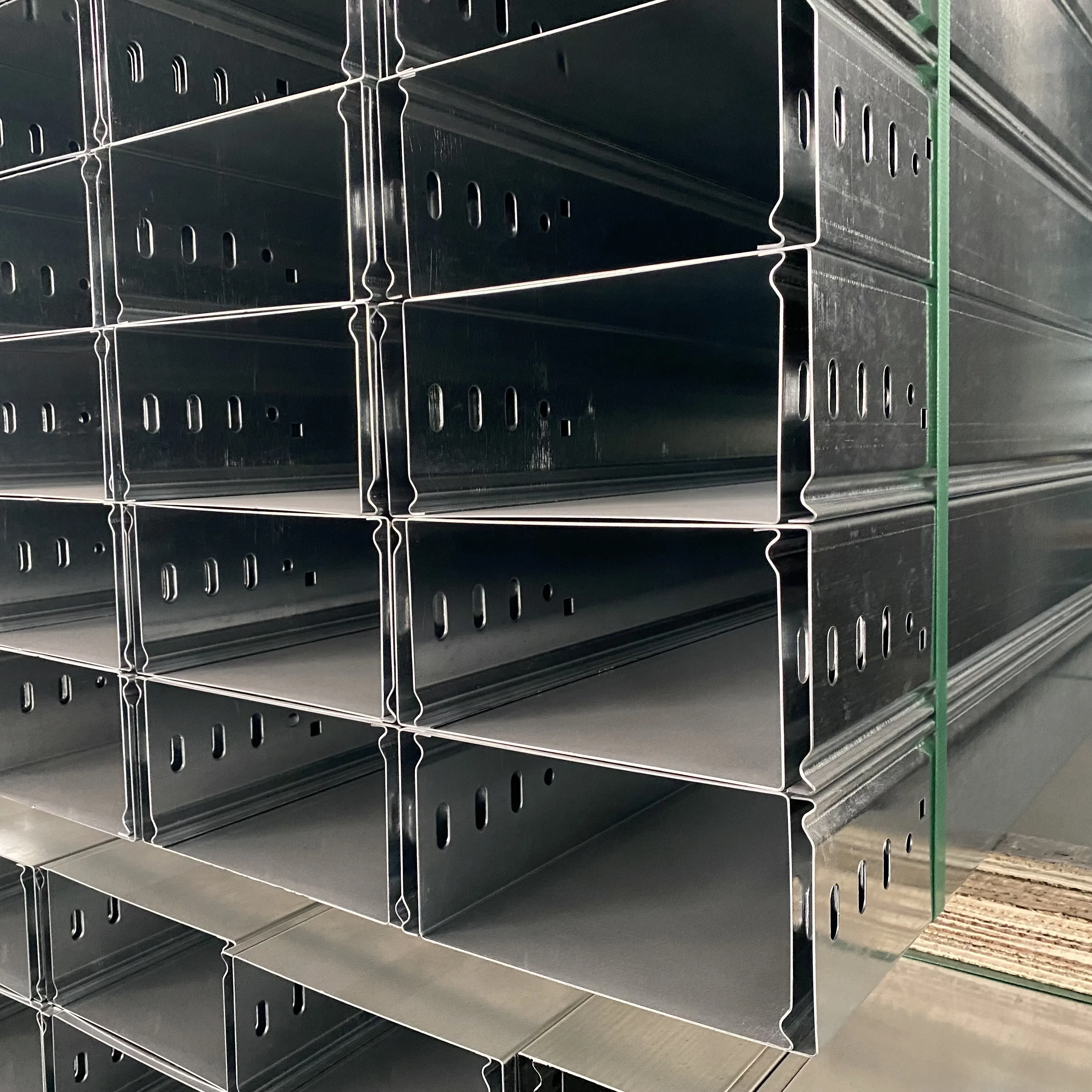 Perforated 200mm Wide Steel Cable Tray Hot Dip Pre-galvanized Trunking ...