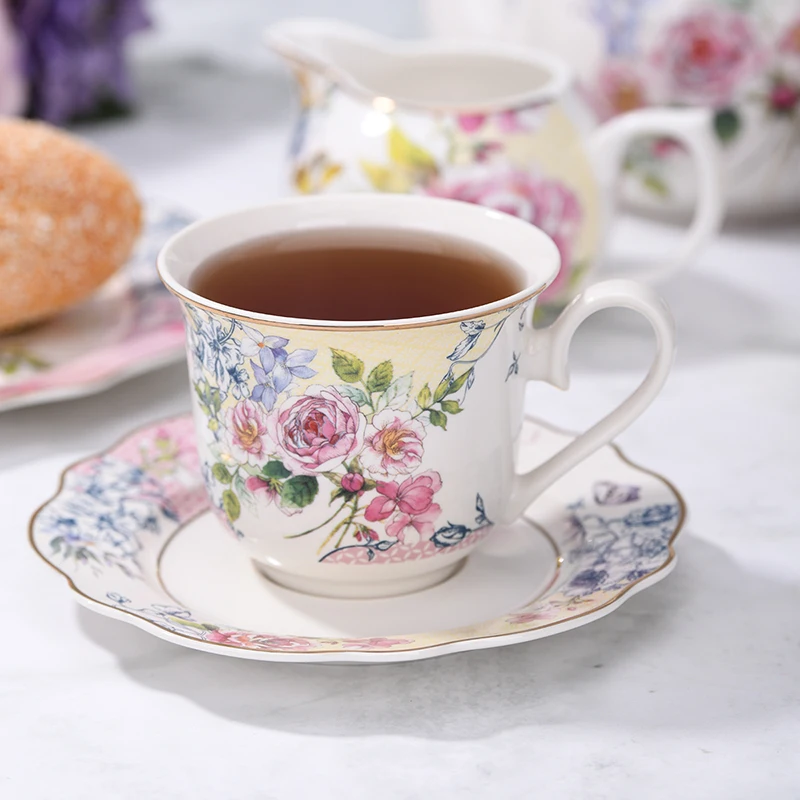 Ambiente Tazza Jumbo In Fine Bone China Con Fragole - 0,4 Litri - Adatta A Microonde E Lavastoviglie