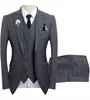 Top grigio, pantaloni, gilet