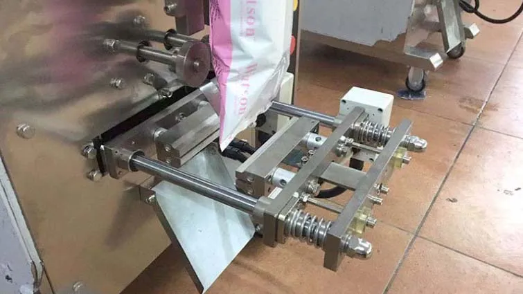 Автоматическая упаковочная машина для порошков для мешков кофе/молока/специй/белковой муки, малая машина для фасовки порошка