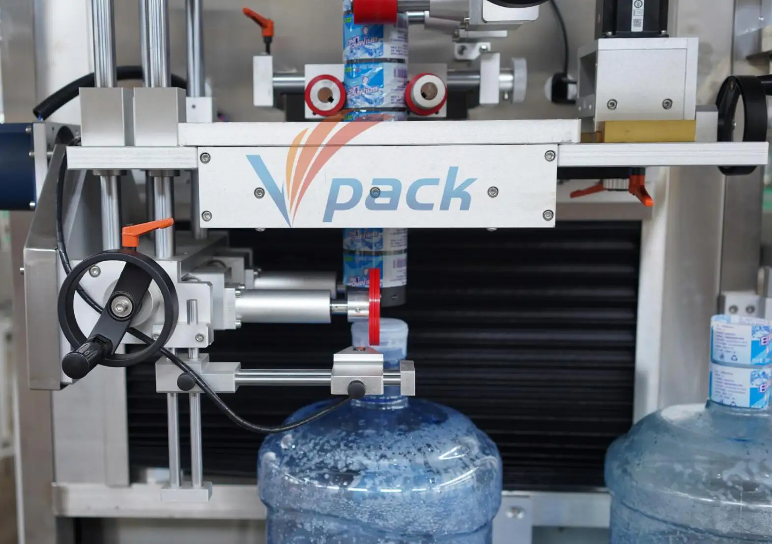 Automatic 5 Gallon Barreled Neck Labeling Machine For Bottle Shrink