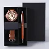 Set di accessori color caffè: orologio, penna e confezione regalo.