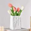 Vase blanc uni plié - 5 fleurs