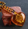 Collar de imitación de ámbar fósil en forma de corazón.
