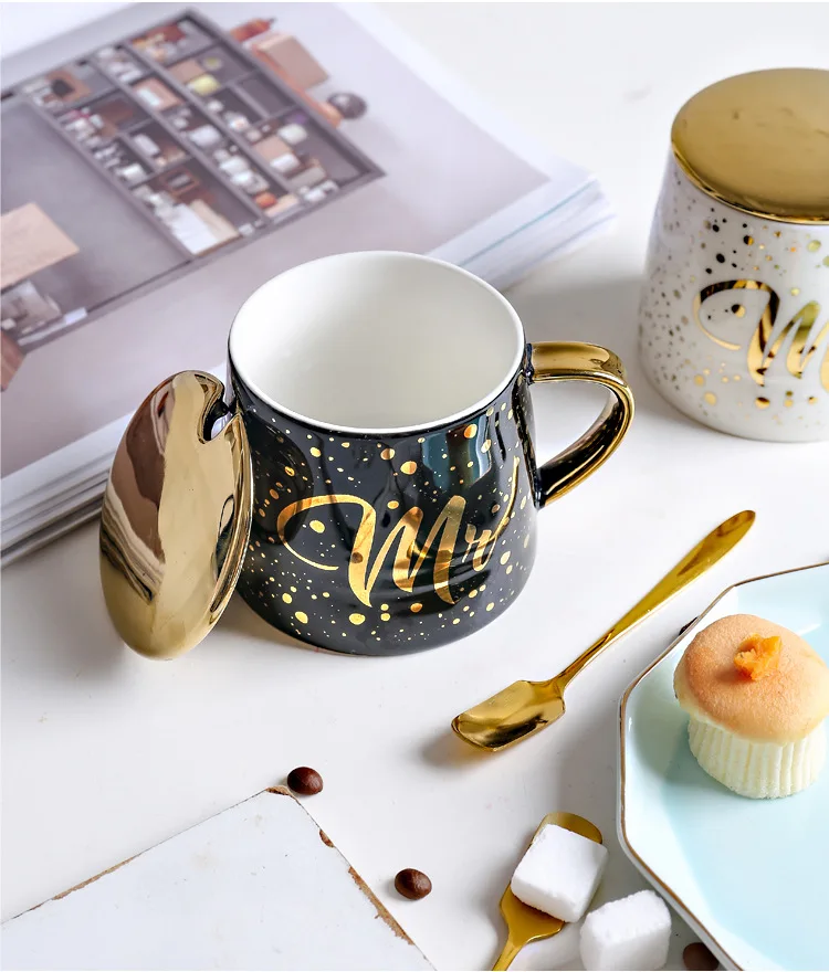 2 Tasses à Café Blanches Vierges Avec Poignée Sur Fond Rose Avec Reflet Scene De Rendu 3d Avec Une Tasse Dans L Air