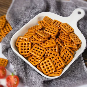 Wholesale Butterfly Heart Grid Savory Alkaline Bread Crust Snacks Cake Decoration Crispy Alkaline Biscuits