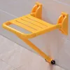 Taburete de baño amarillo con base de plástico.