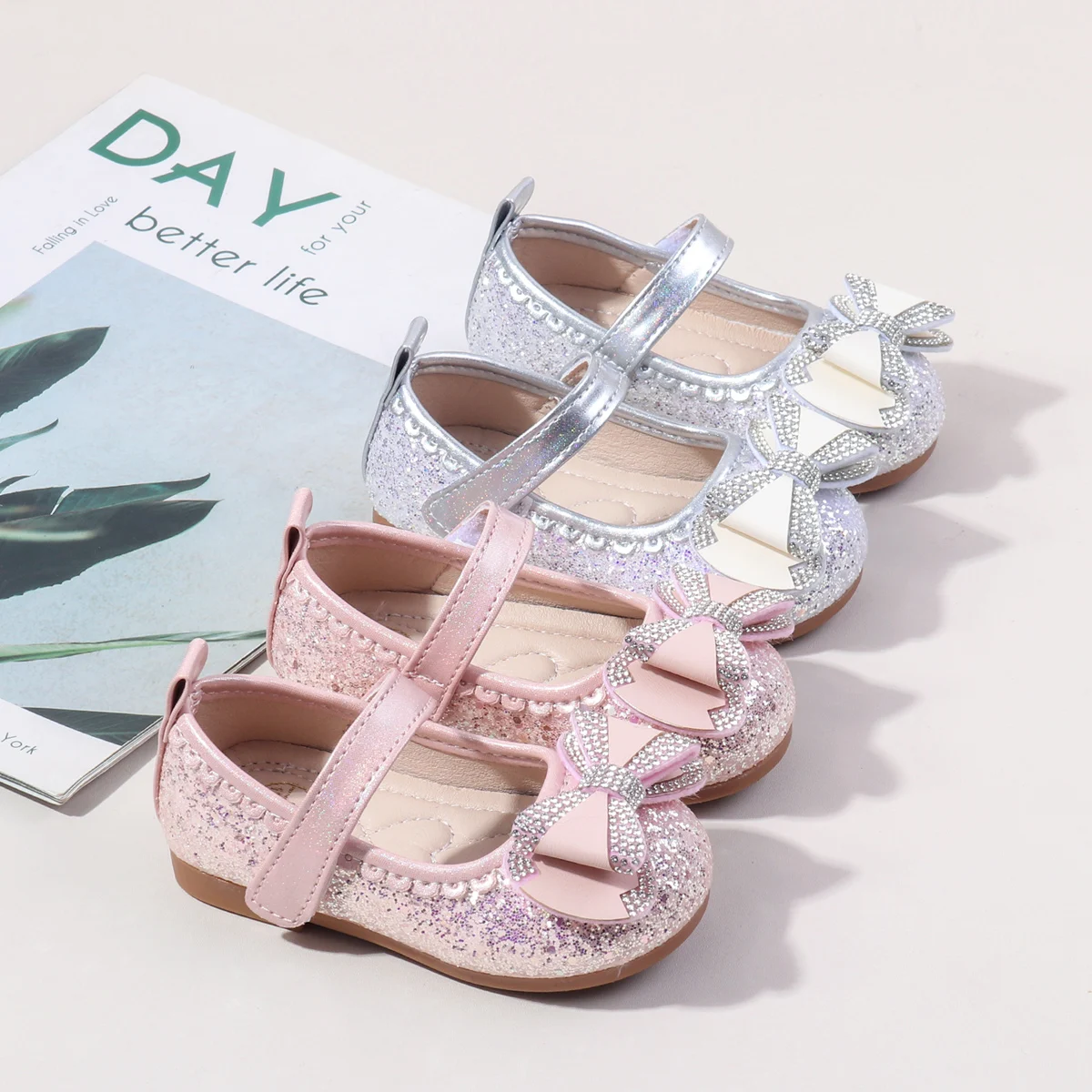 2025 Girls Summer Princess Shoes Anti-Slippery Flat Crystal Pearl Toe Shoes with Loop Soft Bottom for Girls