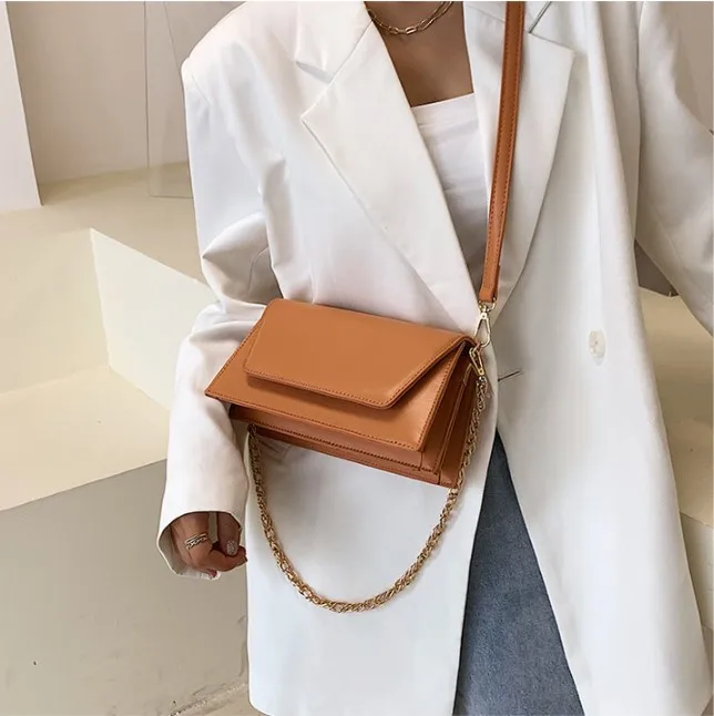 BOLSO CUADRADO PEQUEÑO DE MENSAJERO HEBILLA DE CADENA GRUESA DE METAL –  Beshaaa