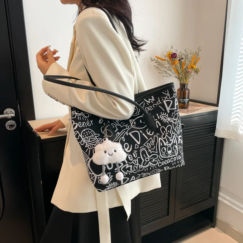 Fashionable Large Capacity Women's Graffiti Zipper Shoulder Bag Distinctive Casual Tote Bag for Students and Commuters
