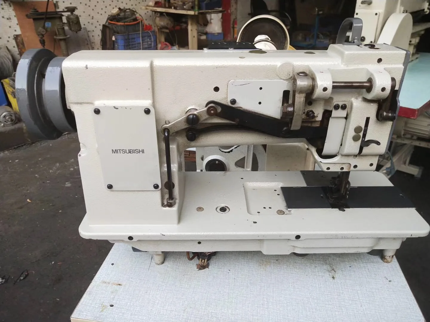 中古三菱LU2-4400-BOB & LU2-4420-BOB単針複合針送り本縫製工業用