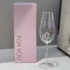 Verre à vin pétillant avec fleur de rose-bouteille unique