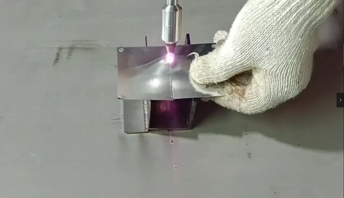 Portable 1000W Handheld Fiber Laser Welder Cleaner Cutter 3 In 1 For Metal