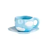 Cielo azzurro e nuvole bianche - con tazze e piatti in mano.