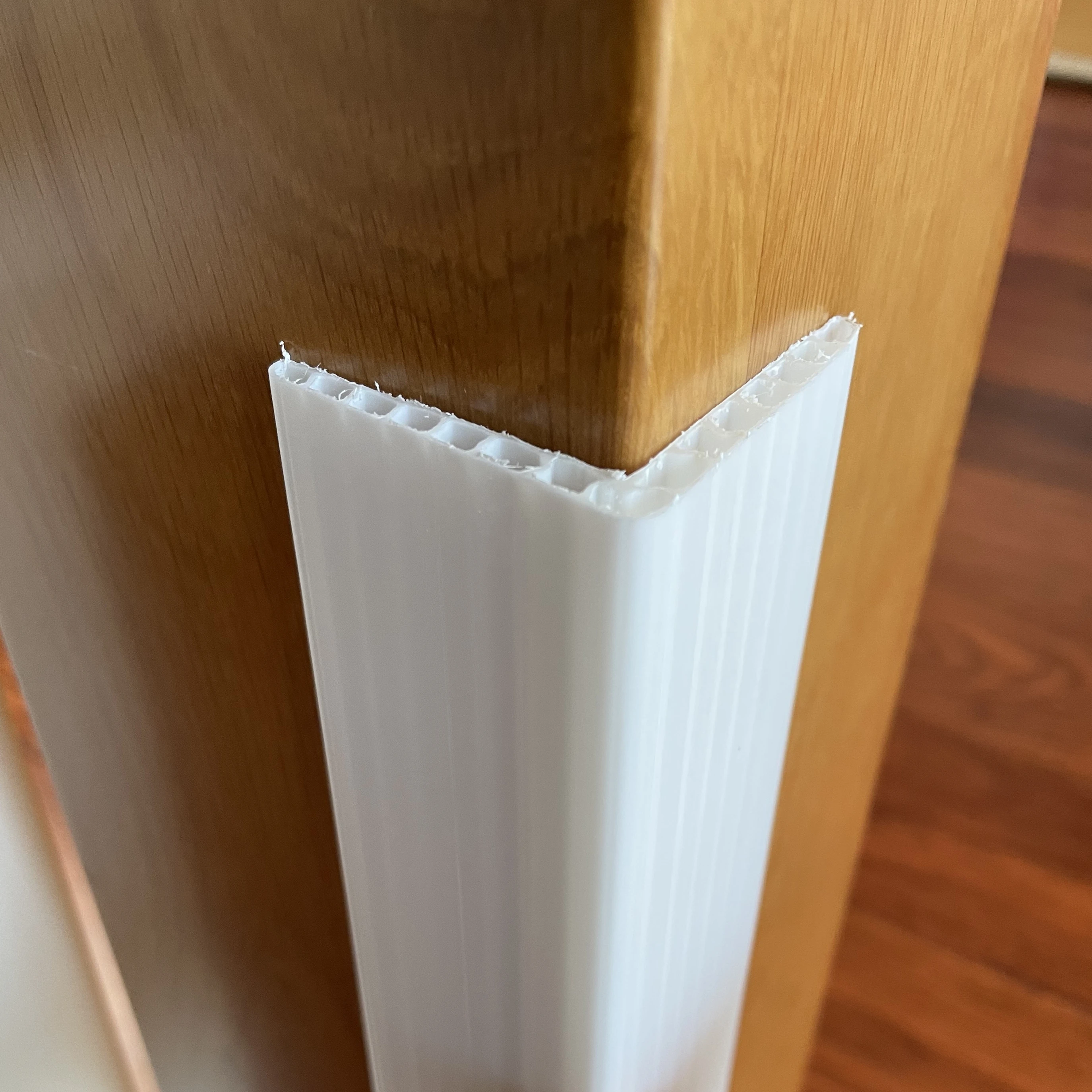 Напечатанный на заказ 90 градусов Corflute Correx гофрированный пластиковый лист стол настенный край Угловой