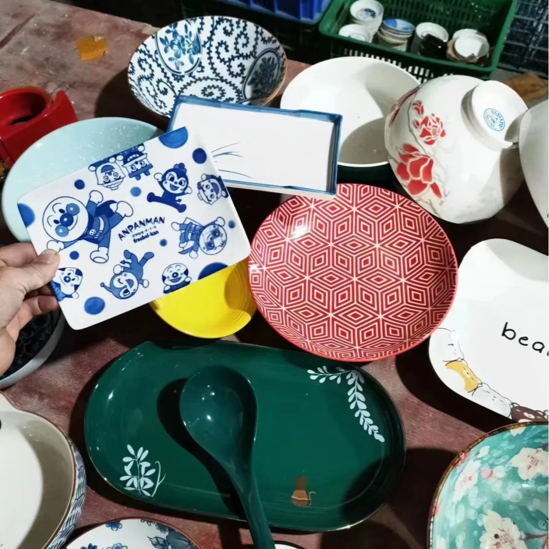 Factory Cheap Price Colour Ceramic Stock Irregular Porcelain Dinnerware Ceramic Plate Bowls Mixed Ceramic Stock by Box Carton