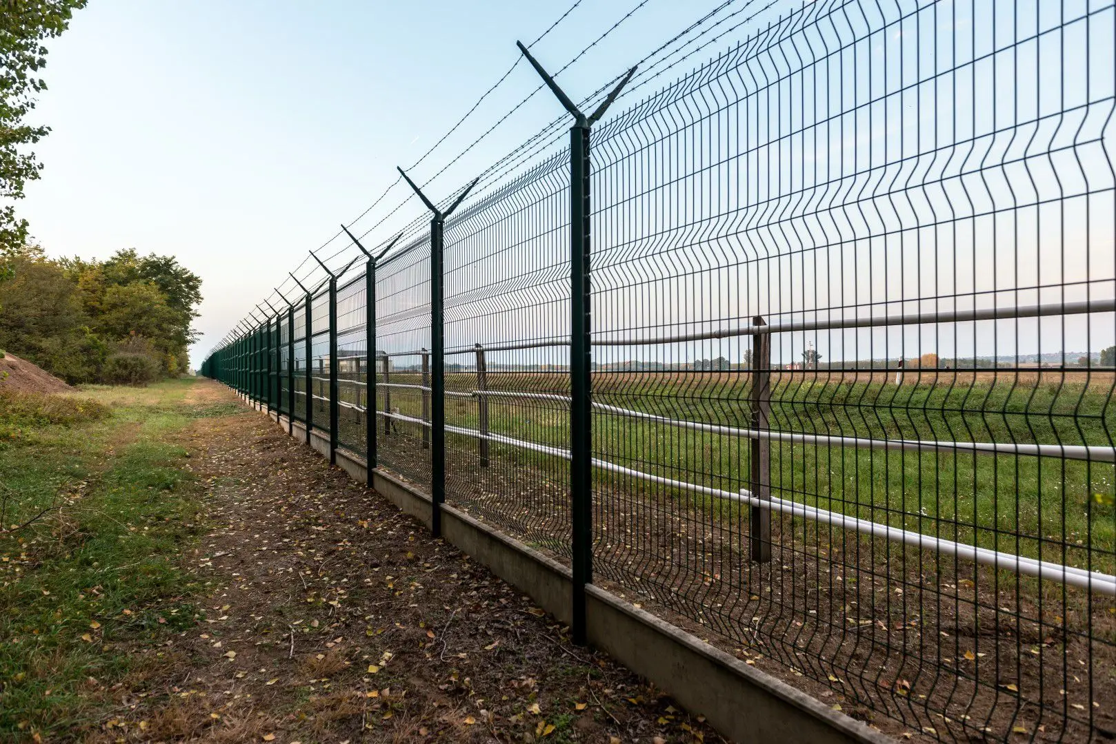 product cheap price factory sale wrought iron decorative powder coated welded wire mesh fence panels 3d folds wire mesh fence-13