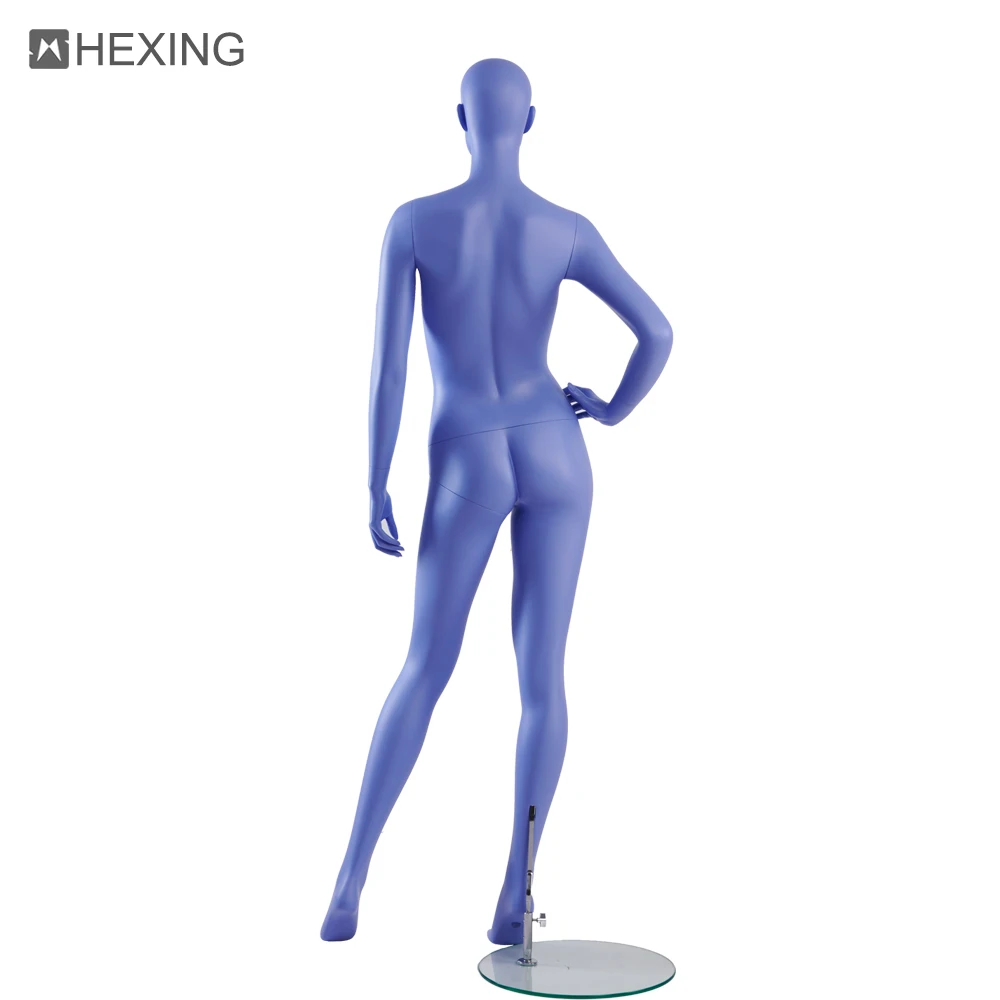 Модный реалистичный женский манекен в натуральную